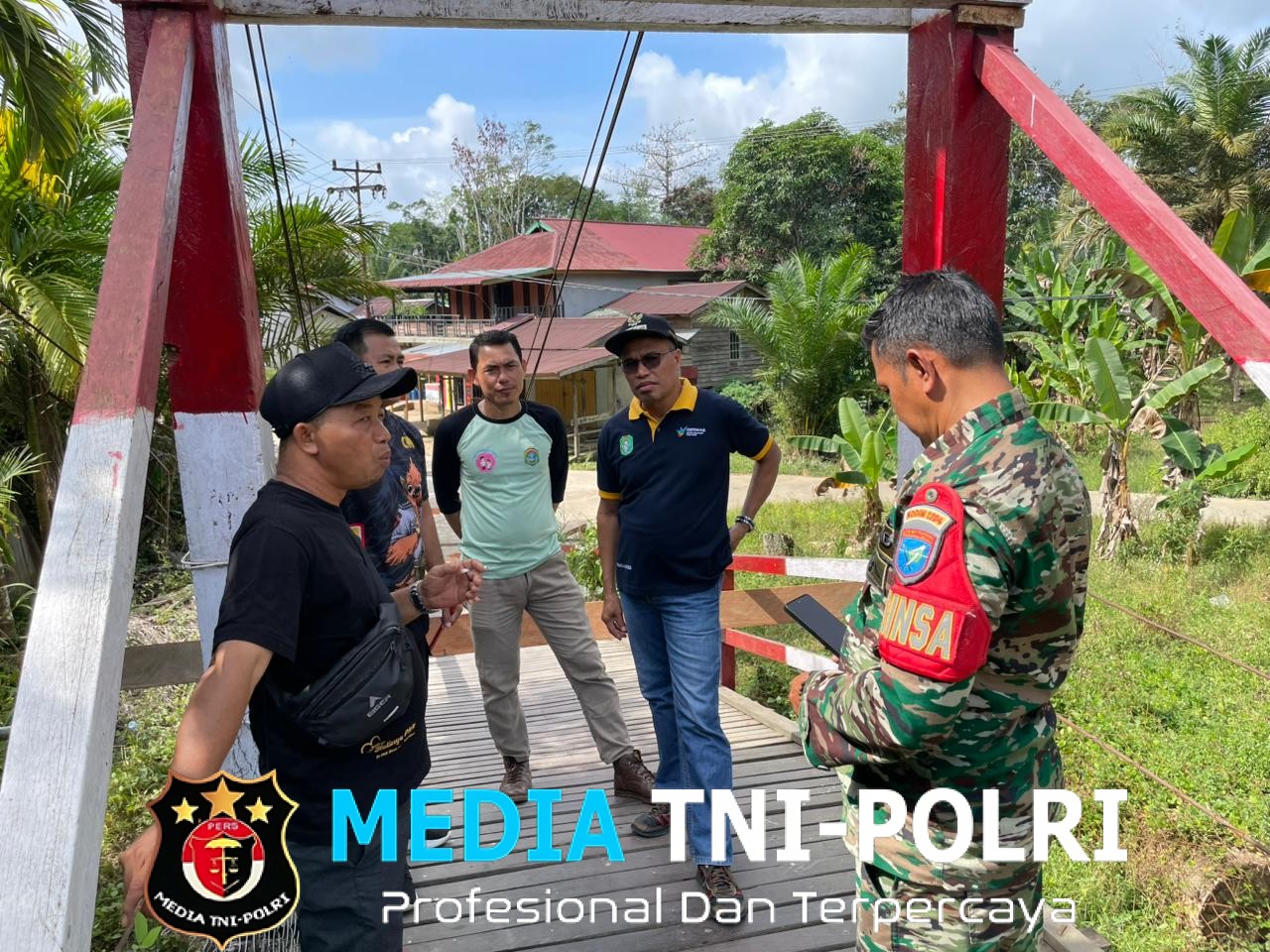 Babinsa Koramil Nanga Mahap Bersama Warga Gotong Royong Perbaiki Jembatan Penghubung Dusun