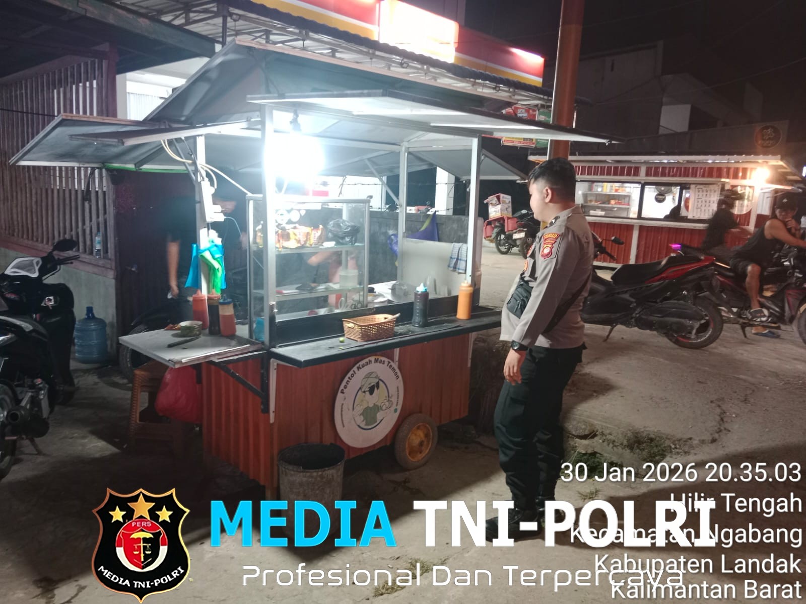 Patroli Malam Polsek Ngabang Untuk Mencegah Tindakan Premanisme Dan Kriminalitas Di Wilayahnya