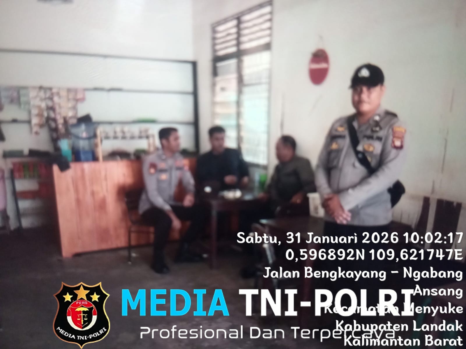 Memberi Imbauan Kamtibmas Kepada Warga Saat Samapta Polsek Menyuke Laksanakan Patroli Siang Hari