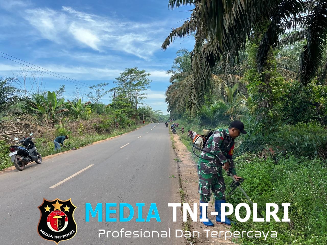 Peduli Lingkungan, Babinsa Koramil 1015-07/Parenggean Bersama Warga Gotong Royong