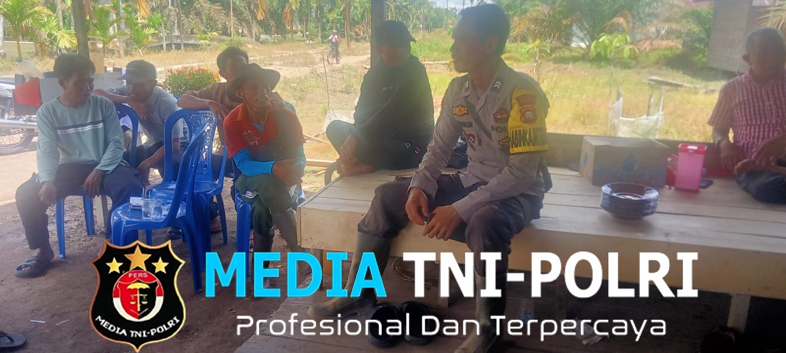 Polisi Datangi Warga yang Sedang Santai, Himbauan Kamtibmas Disampaikan dengan Humanis