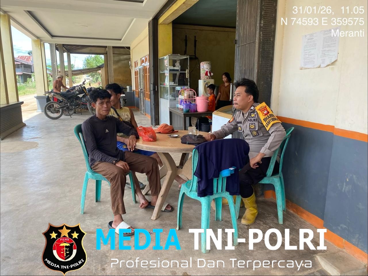 Sambil Ngobrol di Warung, Polisi dan Warga Meranti Bangun Kebersamaan Jaga Kamtibmas