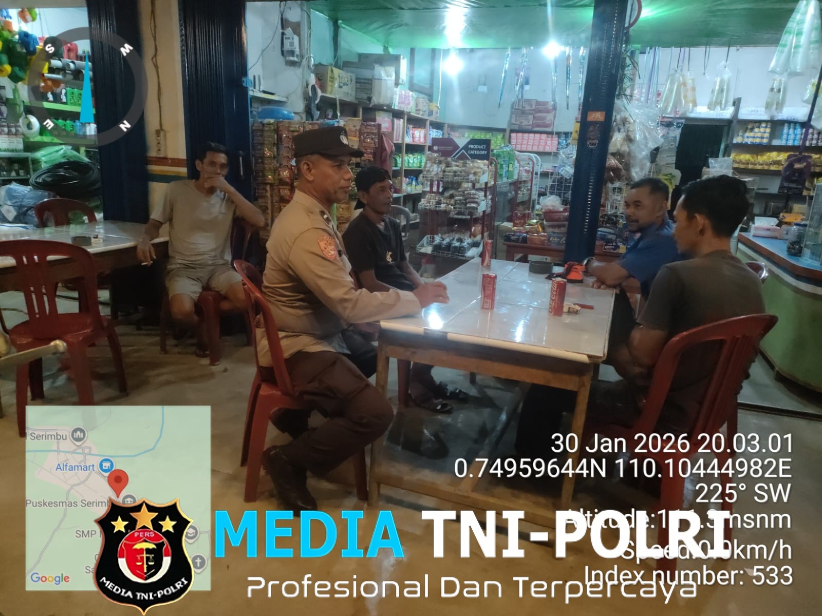 Patroli Malam Polisi Jaga Kamtibmas, Warga Nongkrong Diberi Himbauan