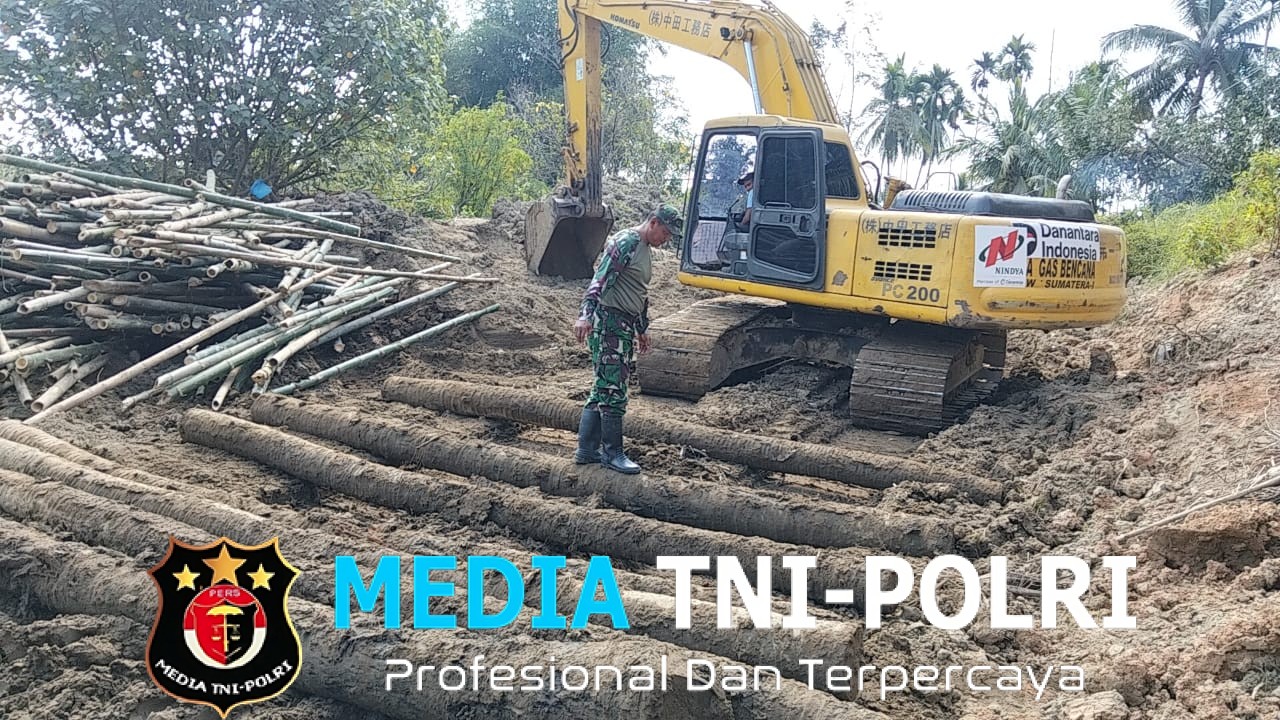 Babinsa Koramil 06/Smd Kawal Perbaikan Tanggul Sungai Krueng Pase di Desa Tanjung Awe