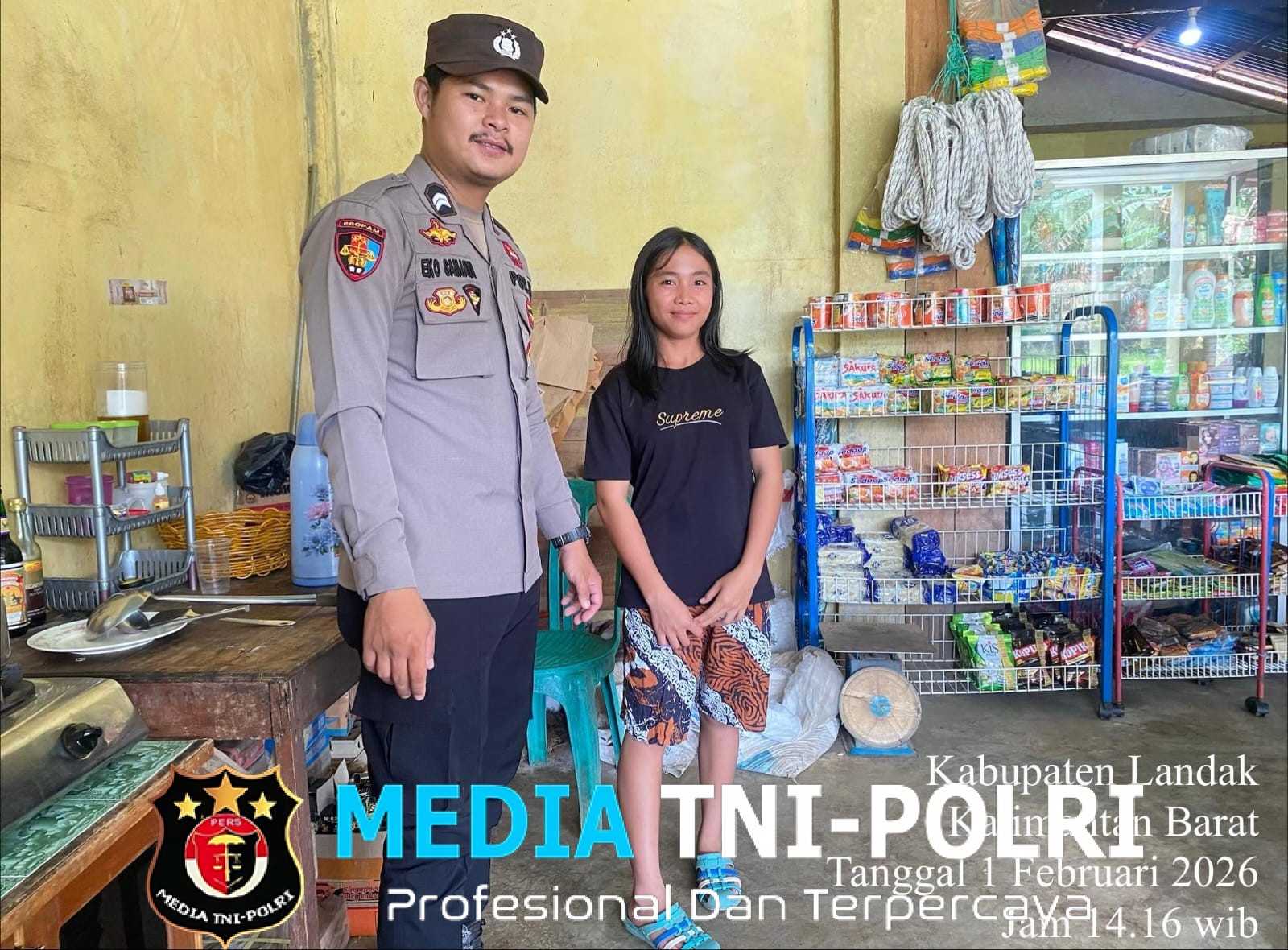 Polisi Sambangi Warga Saat Santai, Patroli Siang Berjalan Humanis