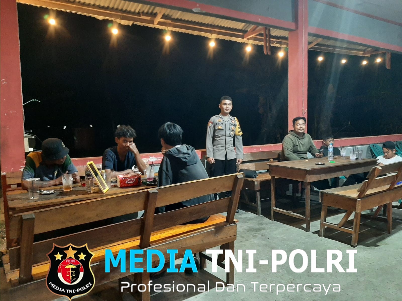 Cegah Kejahatan Malam Hari, Polsek Mandor Intensifkan Patroli Dialogis
