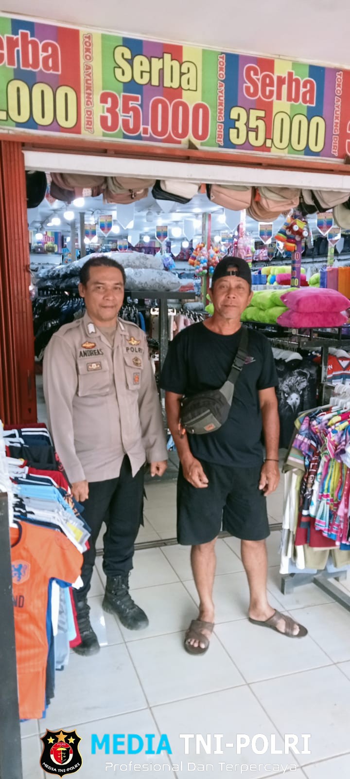 Humanis, Polisi Sambangi Warga di Toko Pakaian Sampaikan Pesan Kamtibmas