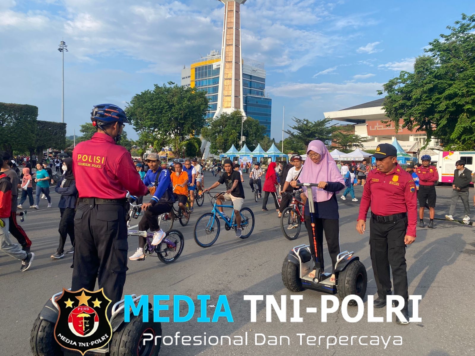 Momen Unik CFD Simpang Lima, Pengunjung Antusias Coba Segway Patroli Polisi
