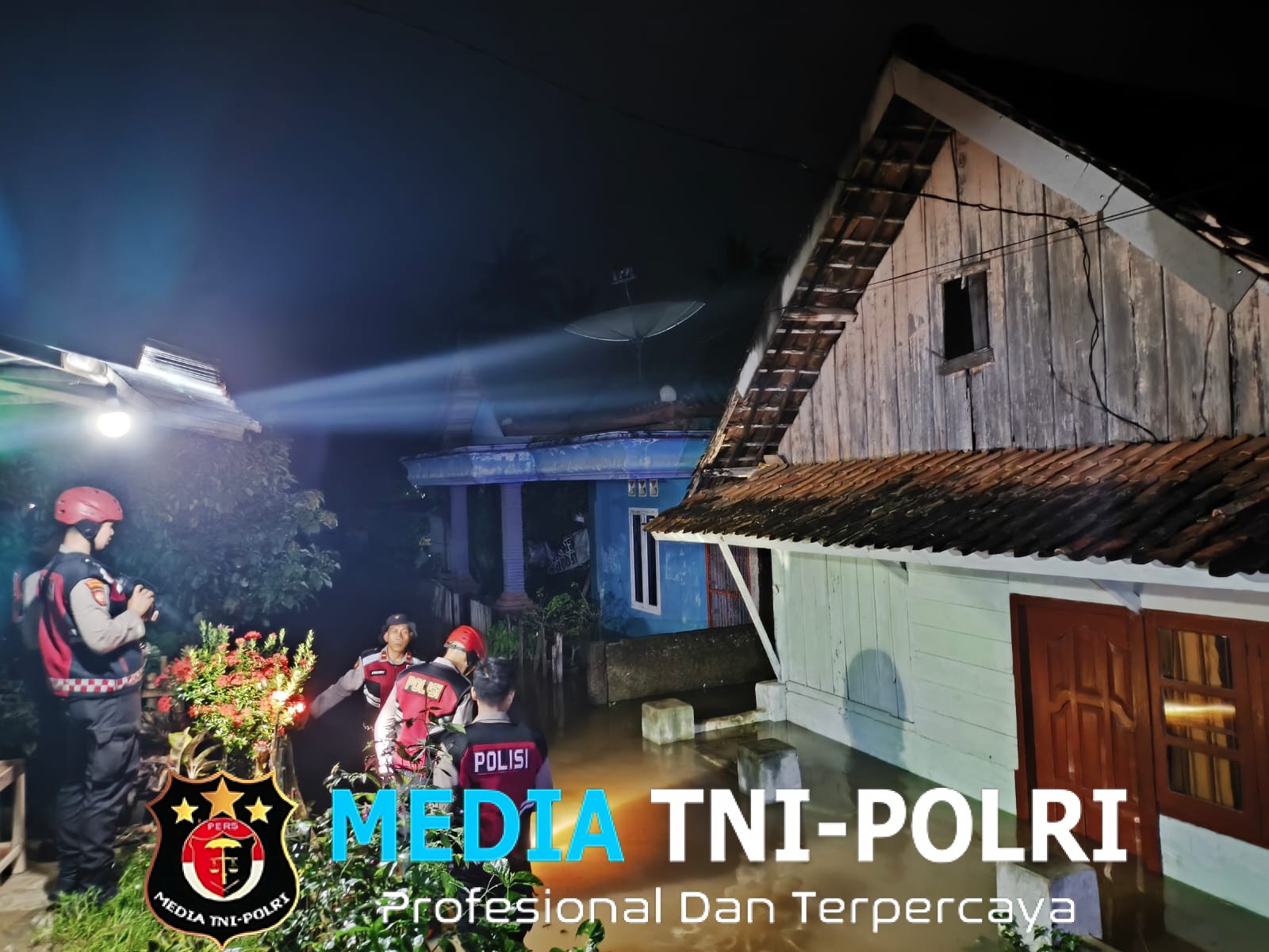 Sigap, Satgas Bencana Polres Lampung Utara Evakuasi Korban Banjir di Kotabumi