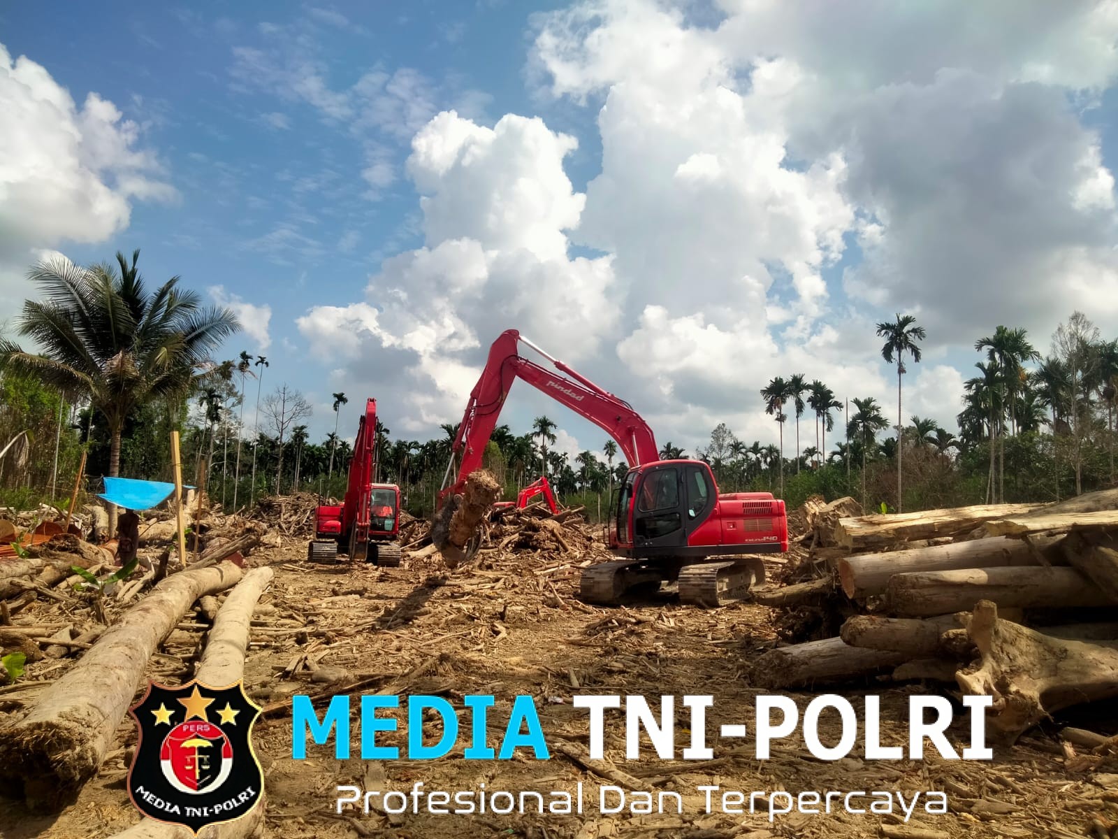 Beko Capit dan Doser Diterjunkan, Koramil 29/Langkahan Dampingi Yonzipur 5/ABW Pembersihan Jalan