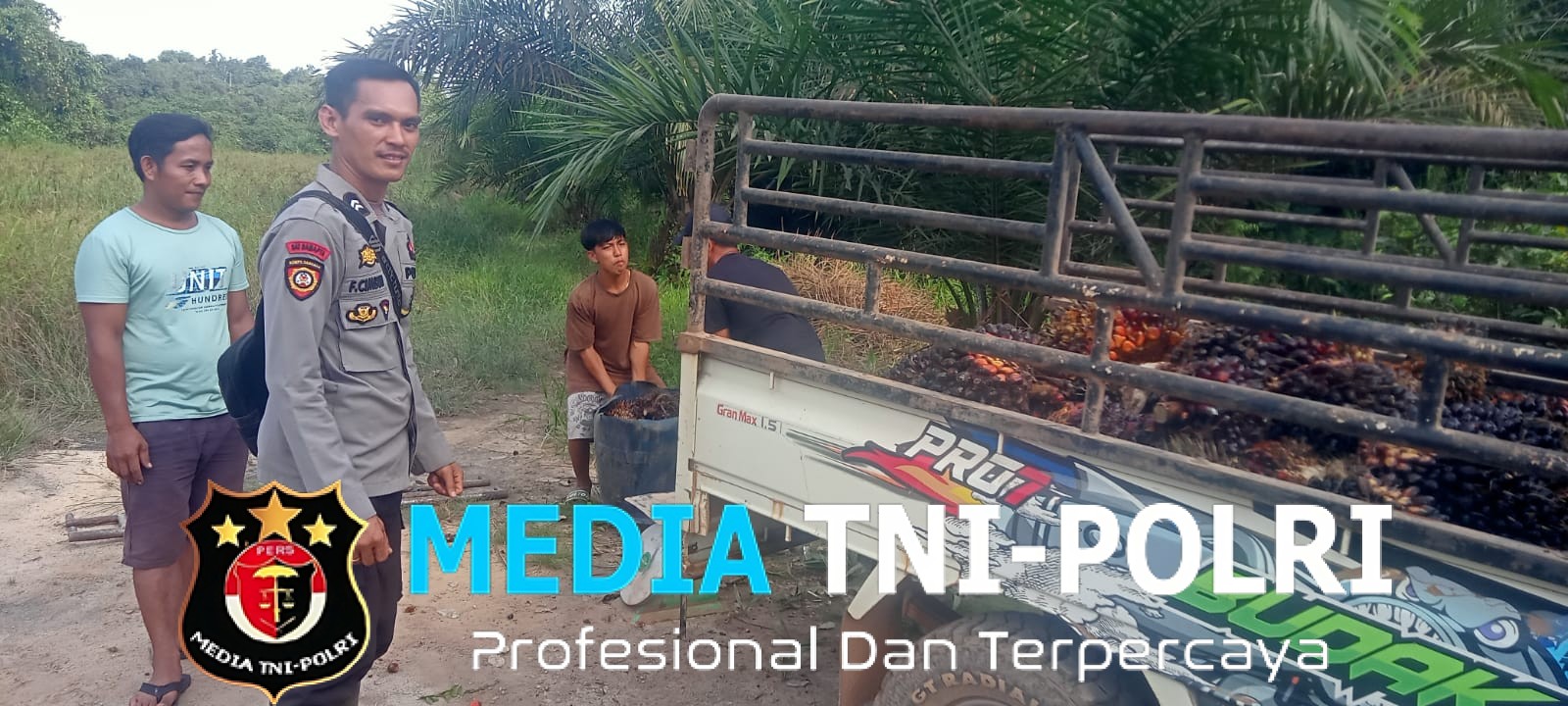 Di Tengah Panen Sawit, Polisi Hadir Menyapa Warga Saat Patroli Siang