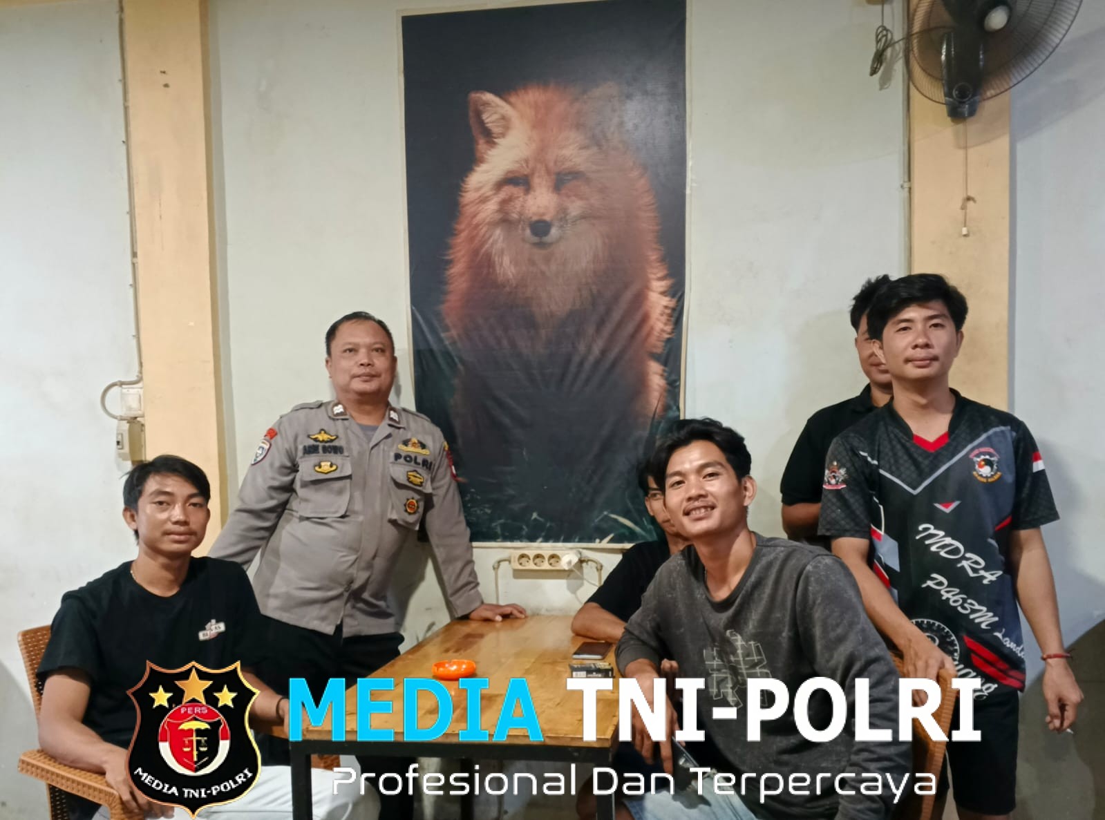 Polisi Patroli Malam Sapa Warga Nongkrong, Ingatkan Waspada Kejahatan Terhadap Perempuan