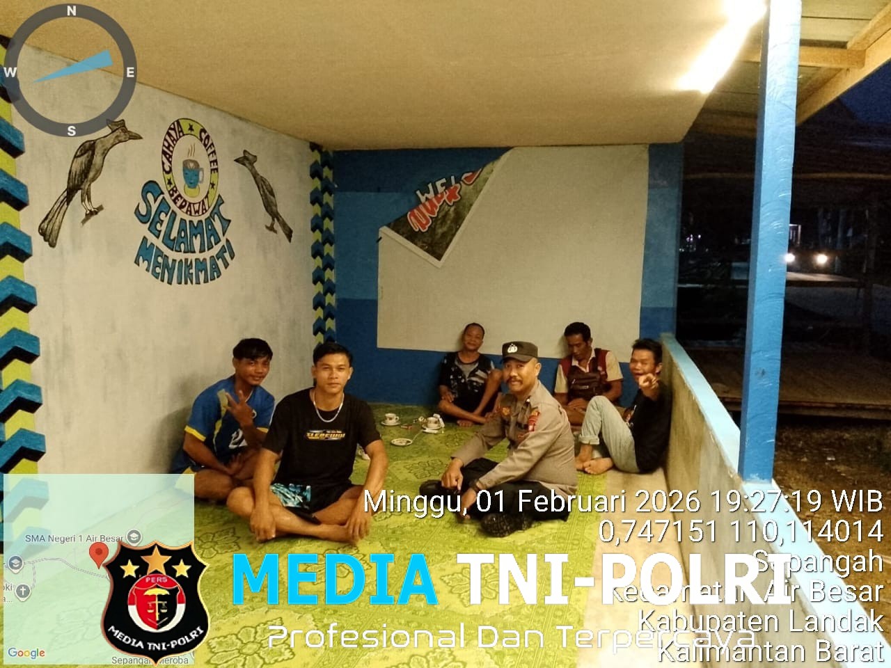 Duduk Santai Warga Ditemani Polisi, Patroli Malam Berubah Jadi Ajang Silaturahmi