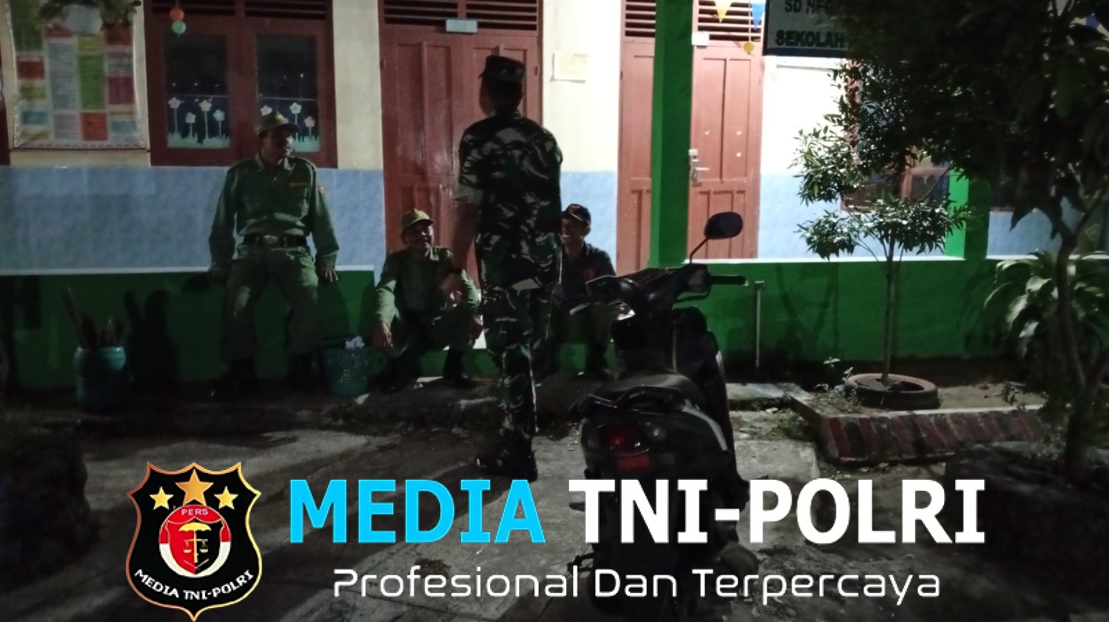 Perkuat Keamanan Wilayah, Koramil 04/Teras Gelar Patroli Siskamling Bersama Warga