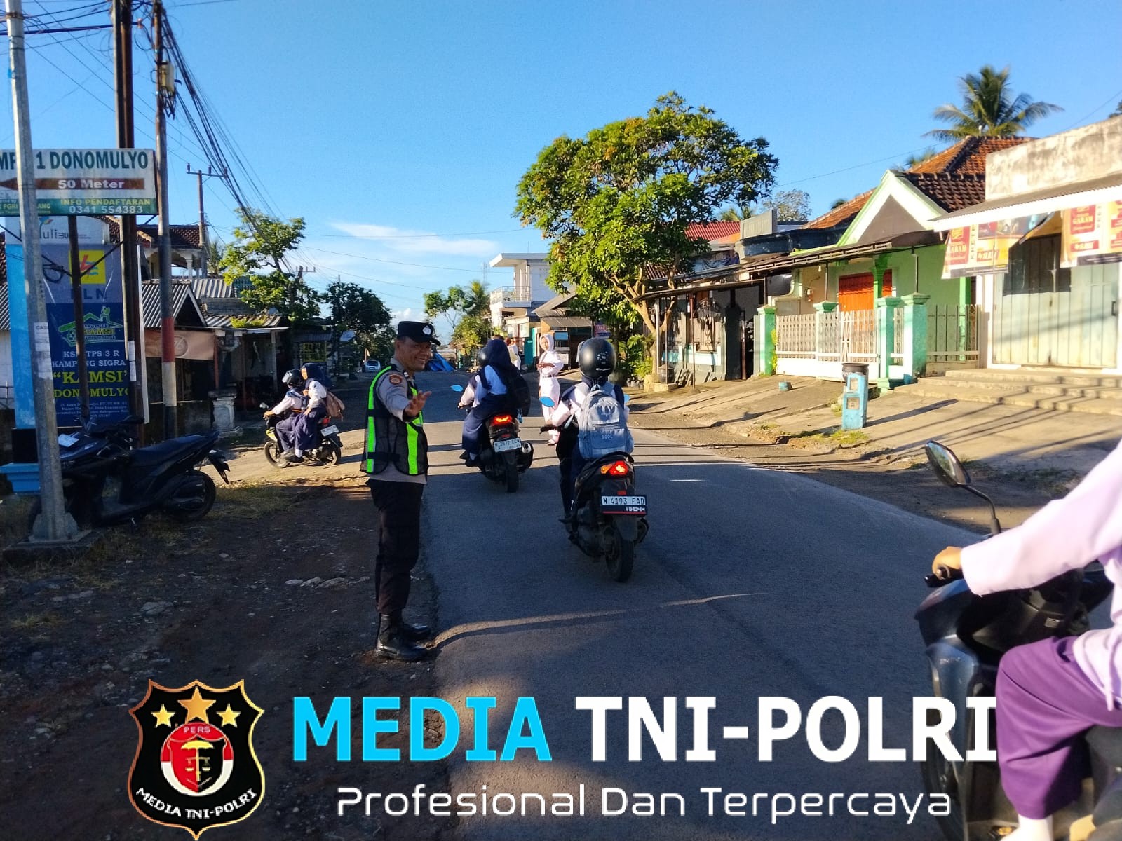 Anggota Polsek Donomulyo Laksanakan Poros Pagi, Wujudkan Kamseltibcarlantas di Jalan Raya Donomulyo