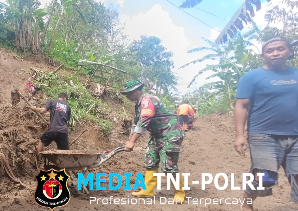 Talut Jalan Di Desa Semen Longsor Akibat Hujan Deras, Babinsa Dan Warga Gerak Cepat Kerja Bakti