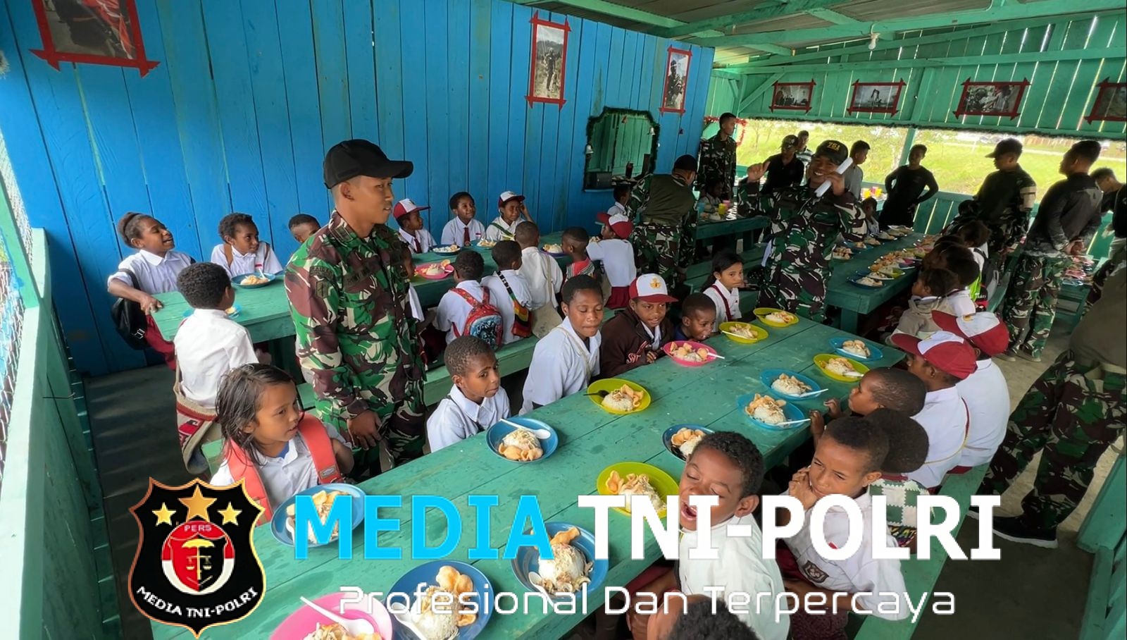 Pos Kotis Satgas Yonif 751/VJS Kembali Gelar Makan Bersama untuk Siswa Sepulang Sekolah, Diselingi Edukasi Berhitung