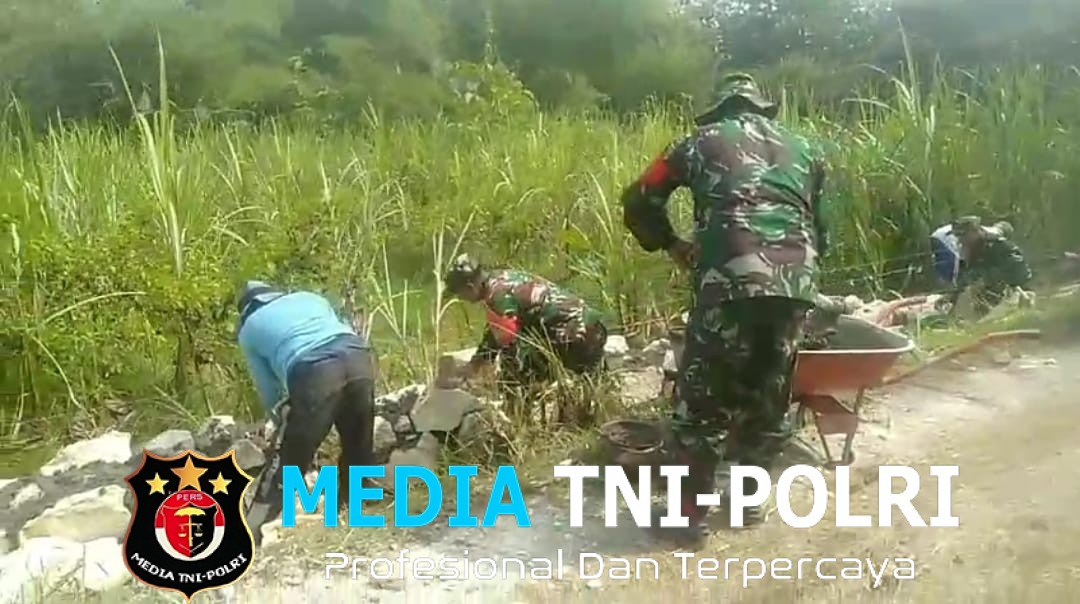 Babinsa Laksanakan Karya Bakti Pembangunan Talud di Pinggiran Jalan Kampung