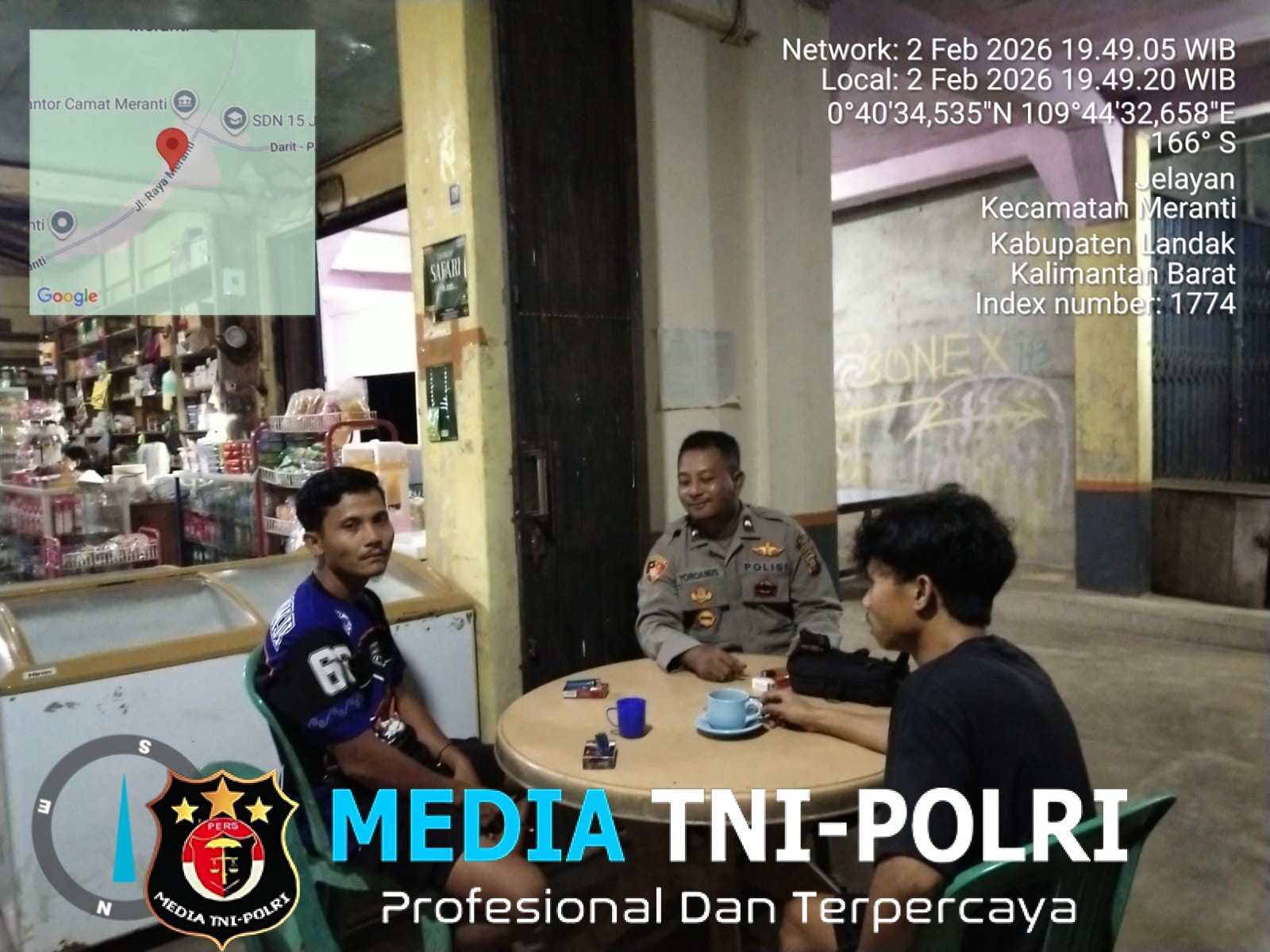 Patroli Malam Rasa Kekeluargaan, Polisi Duduk Santai Bersama Warga