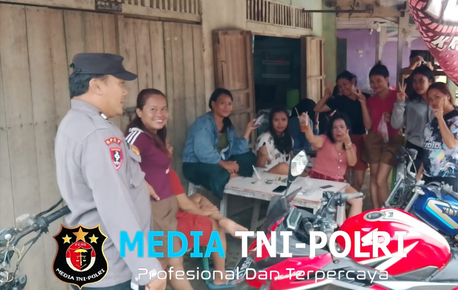 Polsek Kuala Behe Laksanakan Patroli Rutin, Dialogis Sampaikan Pesan Kamtibmas Kepada Masyarakat