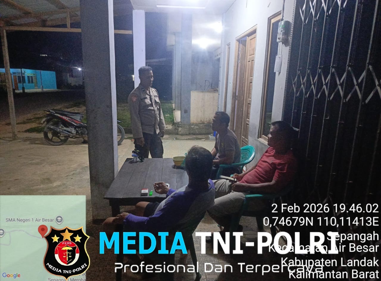 Di Bawah Cahaya Lampu Jalan, Polisi dan Warga Jaga Kampung Bersama