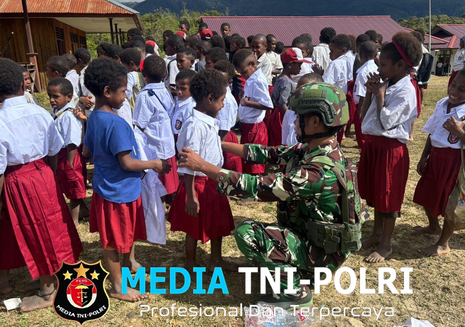 TNI Menembus Medan Demi Masa Depan Pos Serambakon Yonif 751/VJS Ajarkan Wawasan Kebangsaan & Berikan Alat Tulis untuk Siswa SD Serambakon