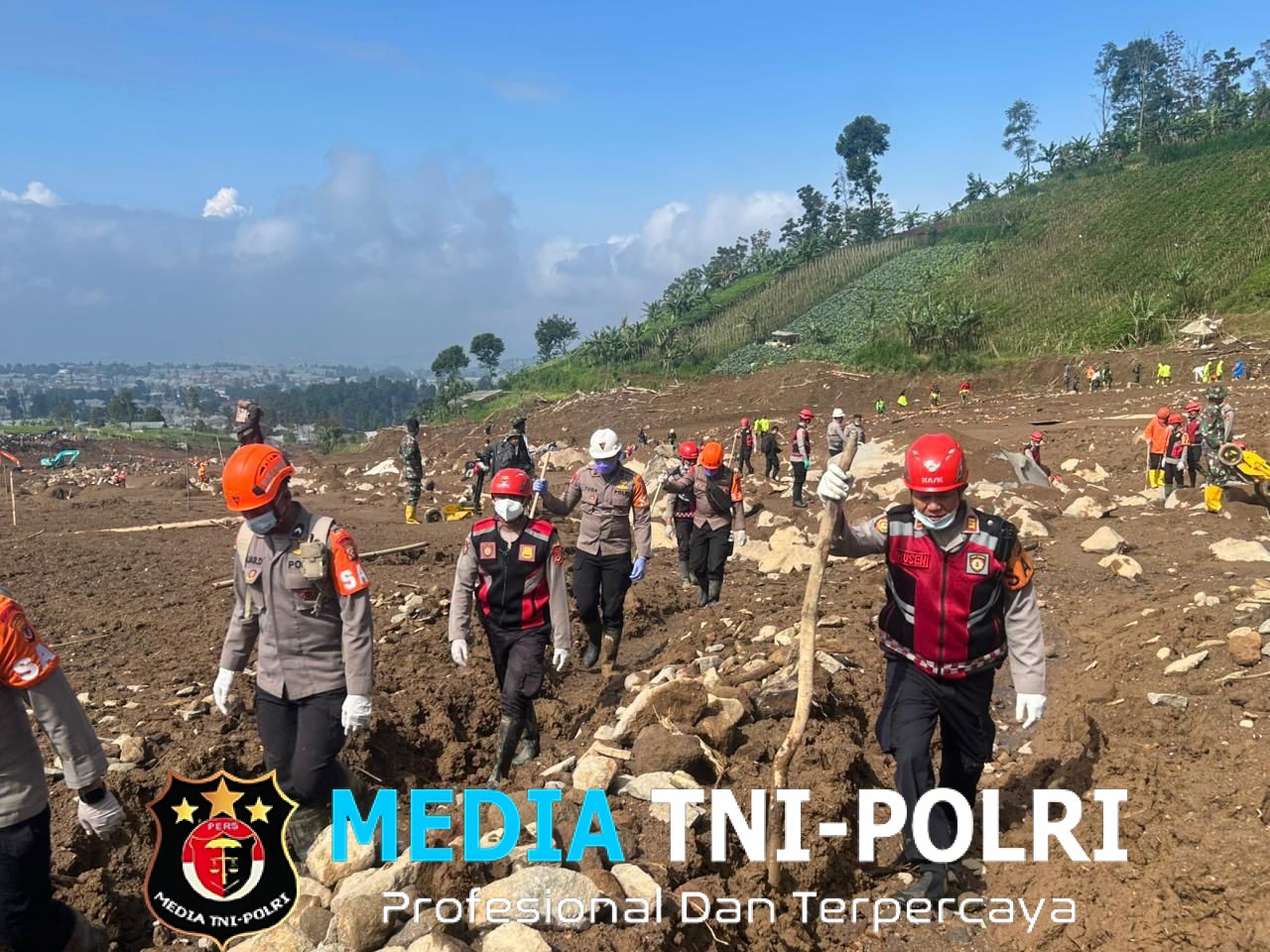 Ditsamapta Polda Jabar Terjunkan Puluhan Personel Tangani Bencana Longsor KBB