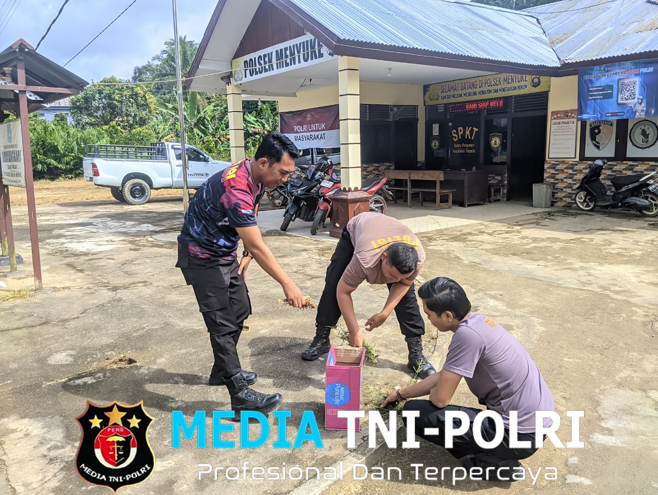 Kapolsek Menyuke Beserta Anggota Bersihkan Sekitaran Mako Polsek