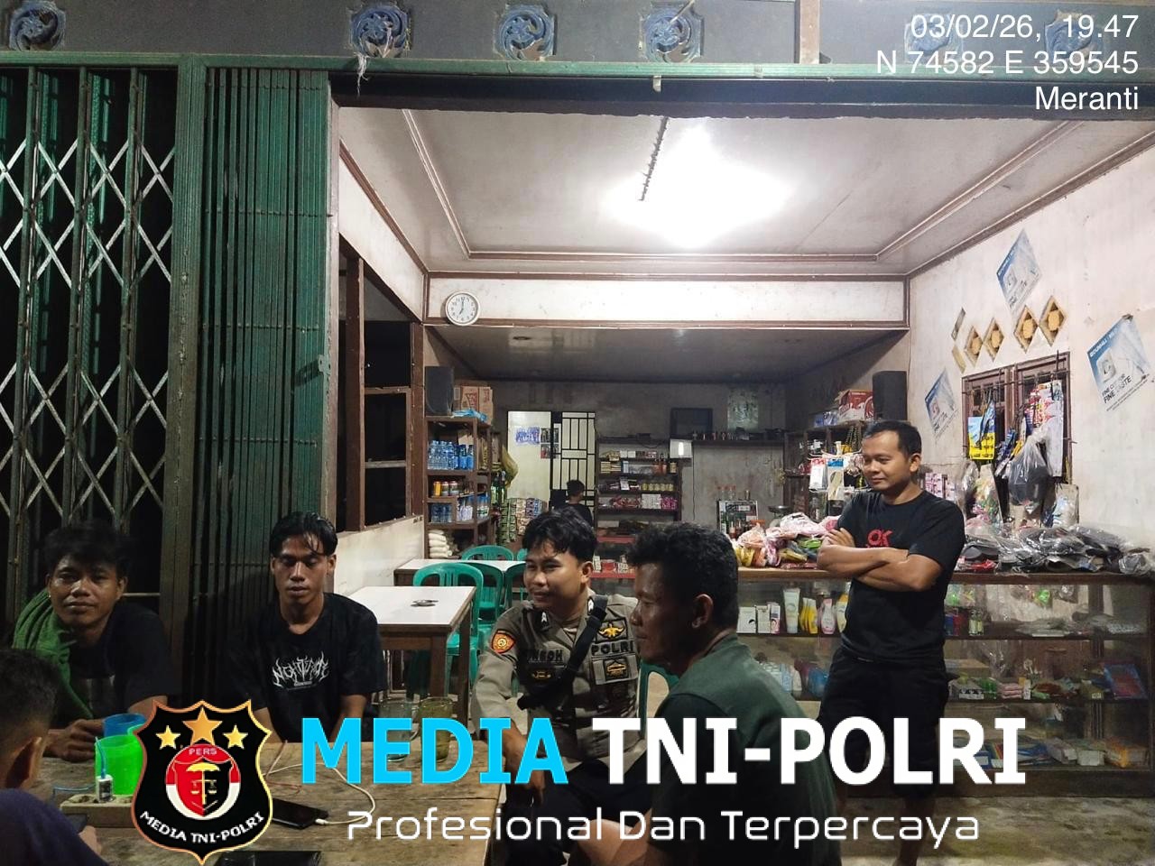 Senyum Polisi Warnai Patroli Malam, Warga Meranti Diajak Ngobrol Santai