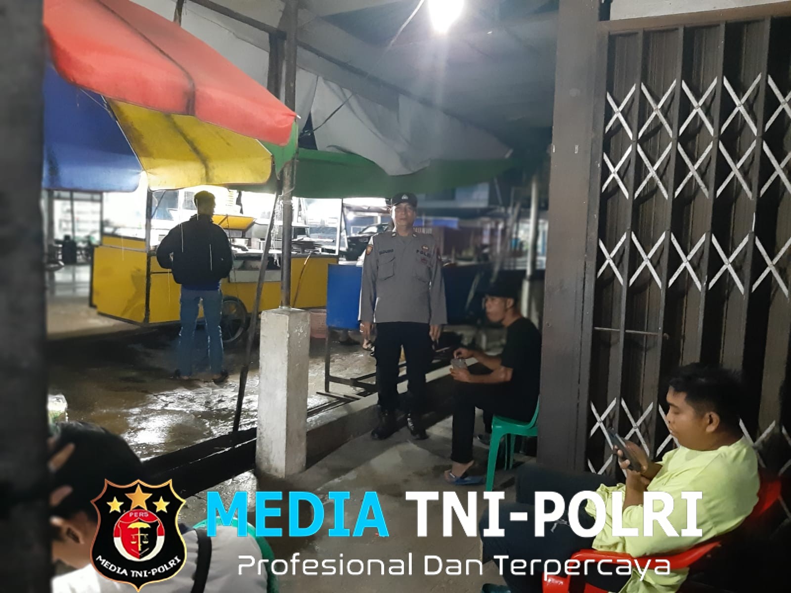 Saat Warga Terlelap, Polisi Berpatroli Cegah Kejahatan di Mandor