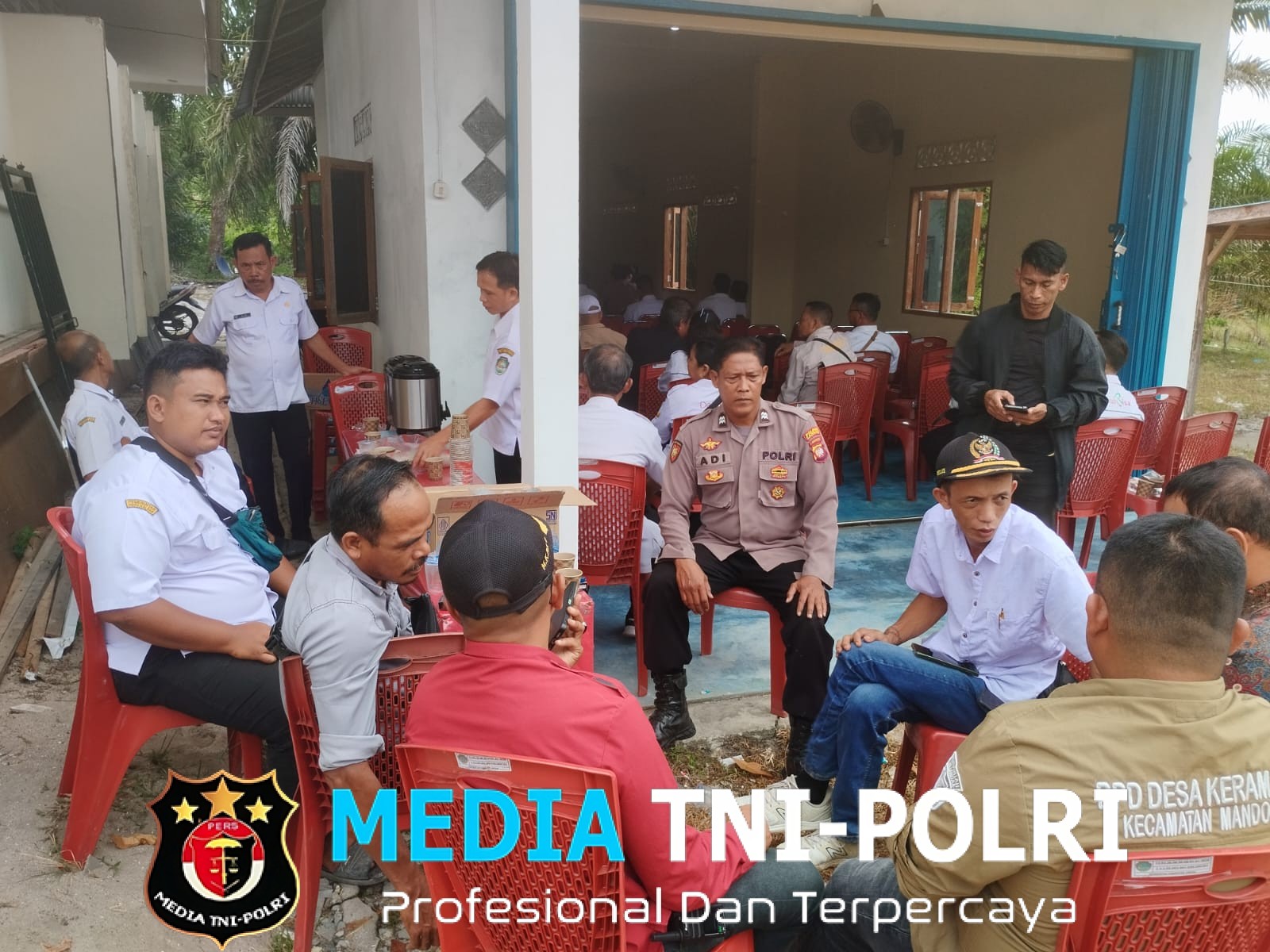 Saat Warga Asyik Berkumpul, Polisi Hadir Membawa Pesan Keamanan