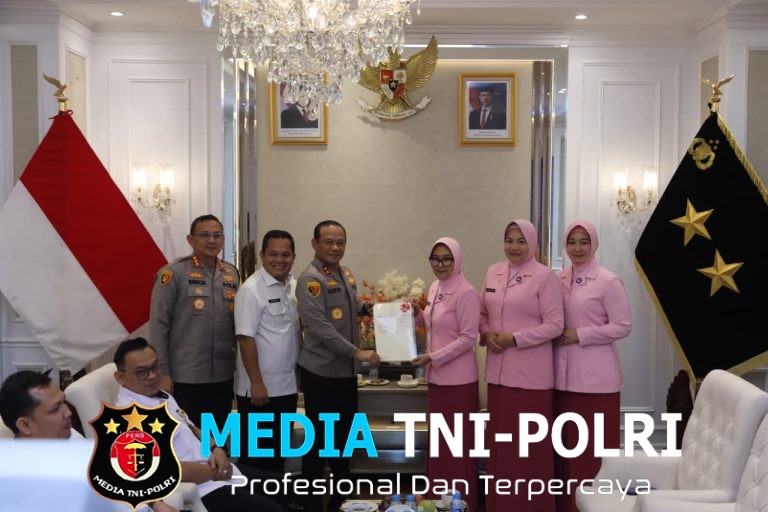 BPN Jakarta Utara Serahkan Sertifikat Tanah SD Bhayangkari Rorotan kepada Kapolda Metro Jaya