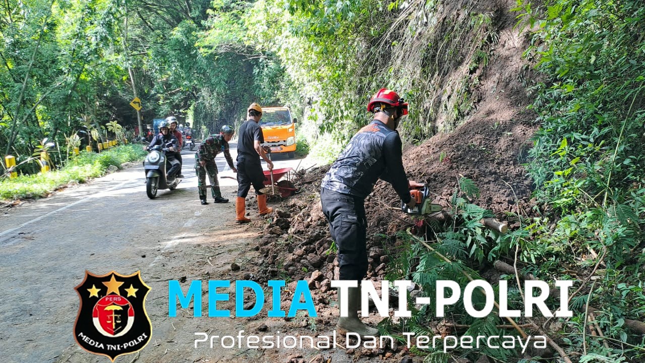 Aksi Cepat Babinsa Koramil 0818/02 Batu Bersama Stakeholder Bersihkan Material Longsor di Jalur Payung 3