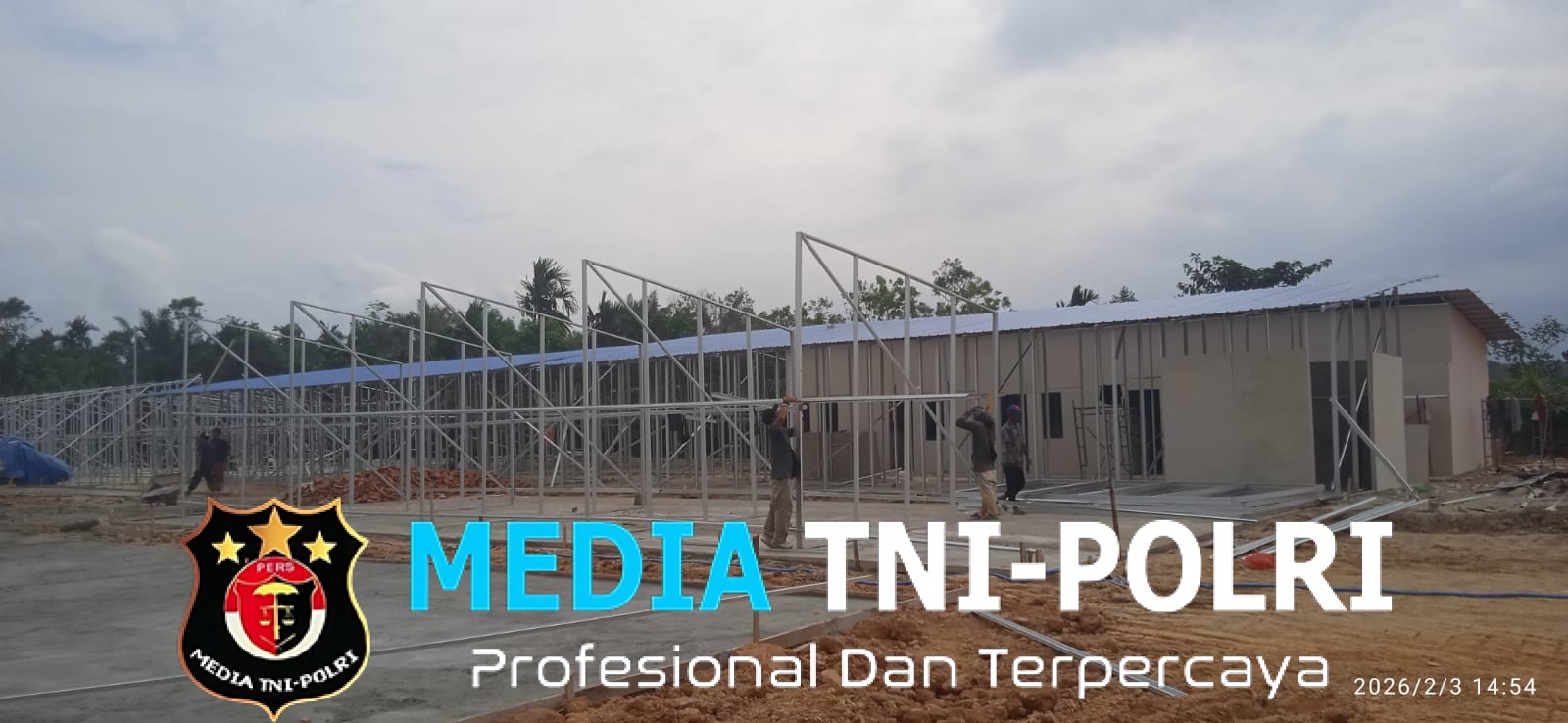 Semangat Tanpa Lelah, Koramil 29/Langkahan Kawal Pembangunan Huntara di Bukit Linteng