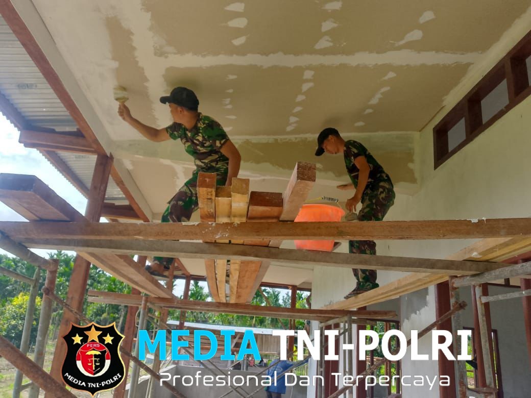 Semangat Gotong-royong, Satgas Yonif 643/Wns Bantu Melanjutkan Renovasi Masjid Yang Mandeg