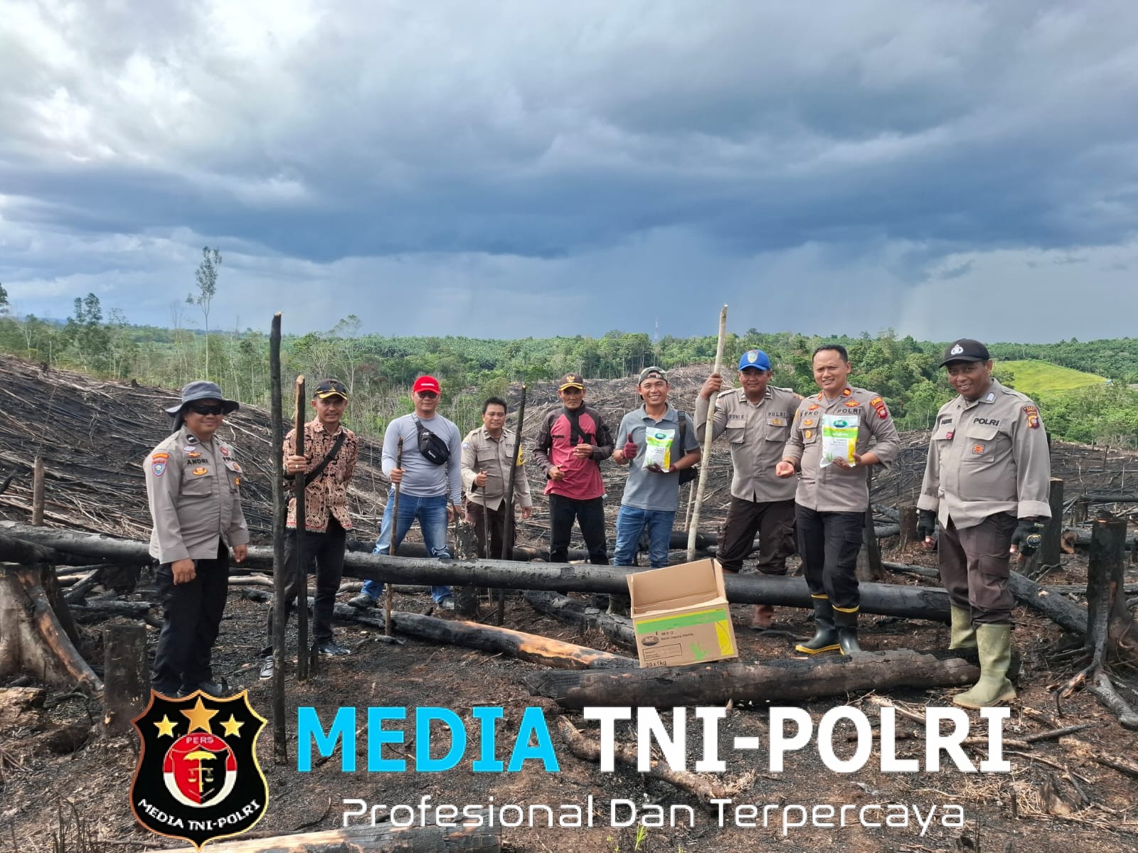 Terus Mendukung Swasembada Pangan Nasional, Polsek Kuala Behe Bersama Warga Tanam Jagung Di Demplot Polsek