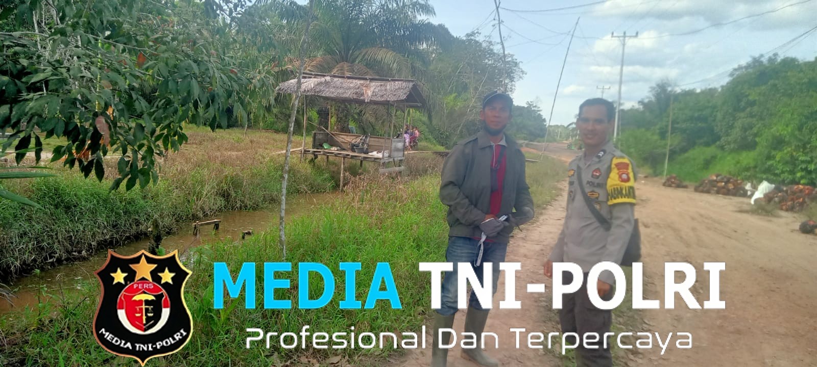 Sapa Hangat di Pinggir Jalan, Bukti Kedekatan Bhabinkamtibmas dengan Masyarakat Sebangki