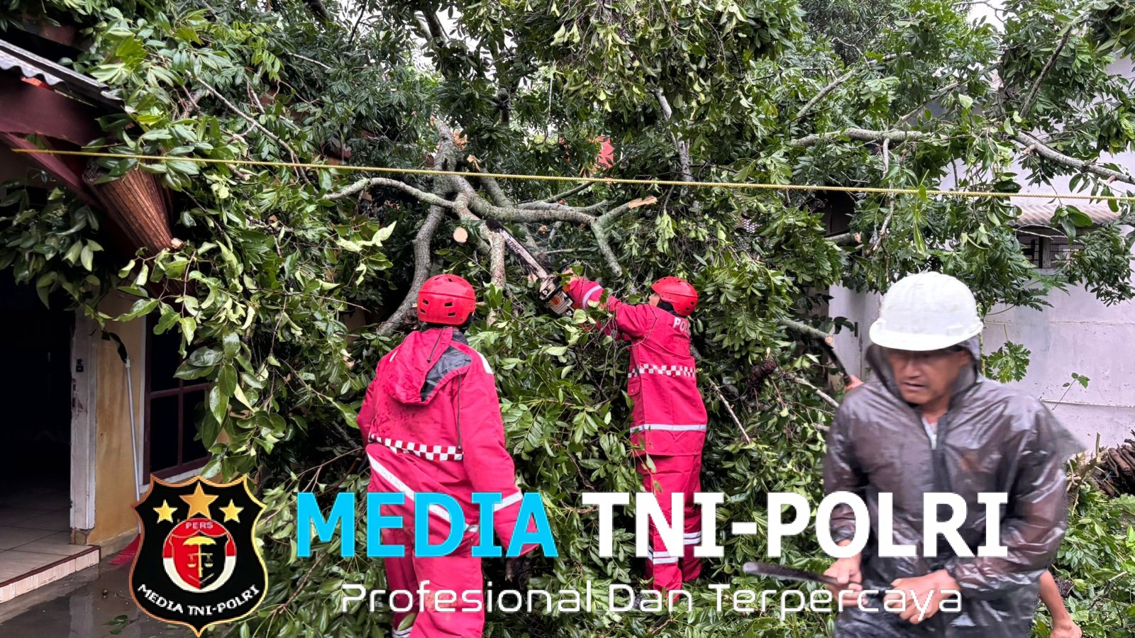 Satgas Siaga Bencana Polres Lampung Utara Evakuasi Pohon Tumbang di Desa Cempedak