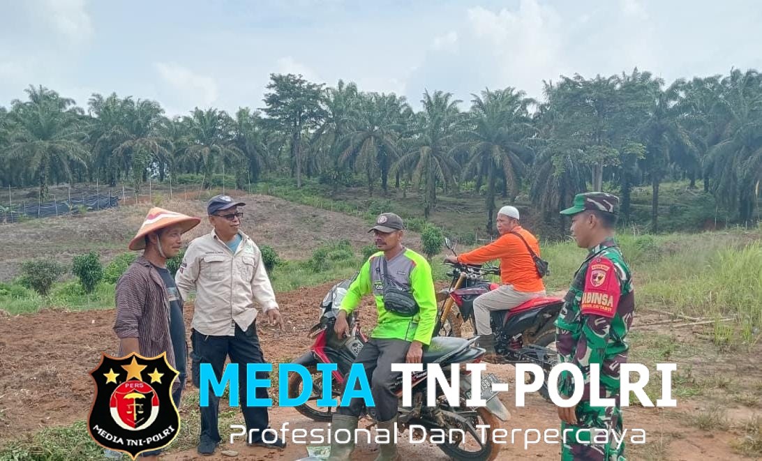 Babinsa Koramil 420-08/Tabir Pererat Silaturahmi Lewat Komsos di Desa Sungai Bulian