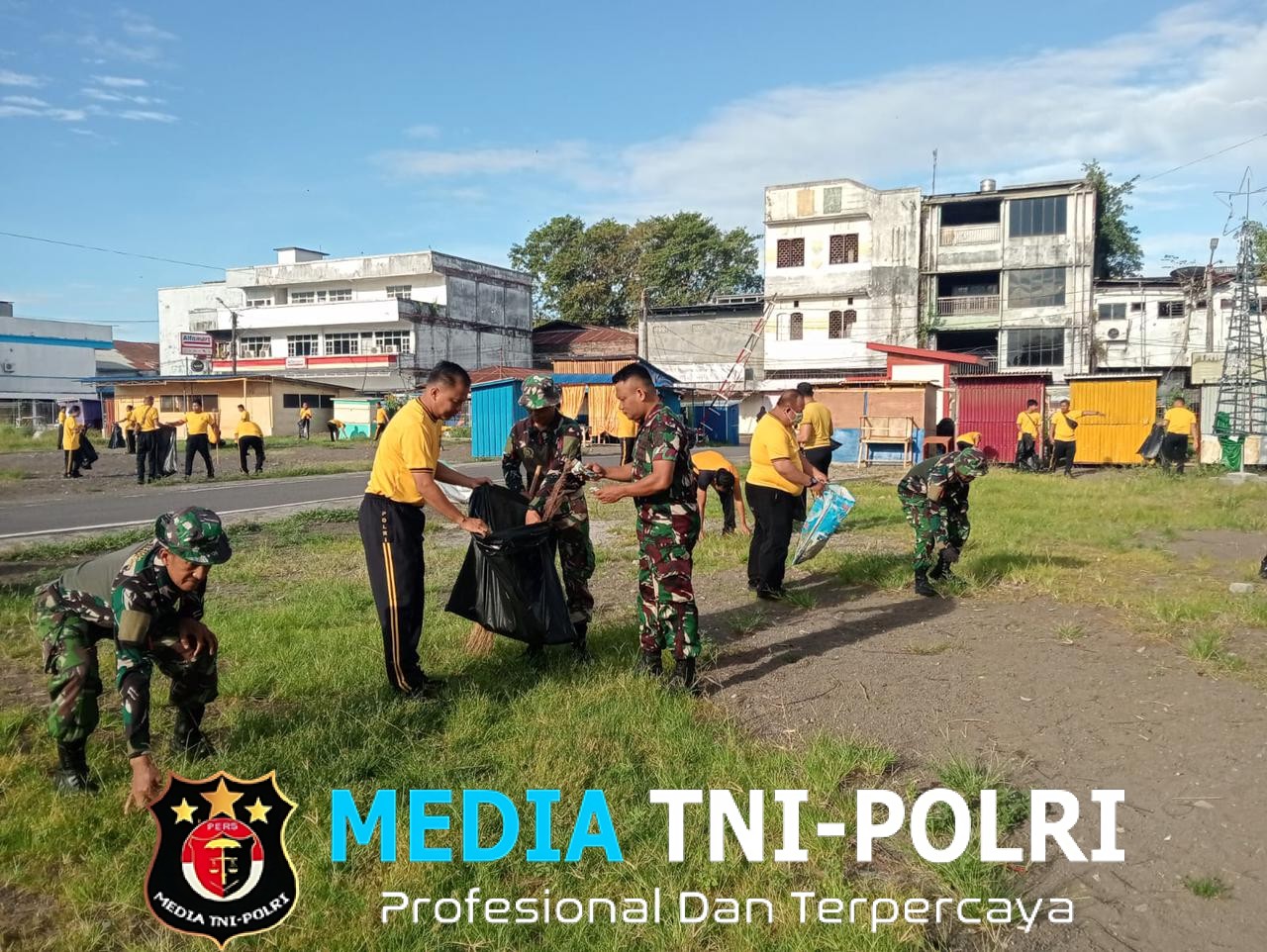 Wujud Nyata Gerakan Indonesia Asri, Kodim 1310 dan Polres serta Masyarakat Bitung, Gelar Karya Bakti Bersihkan Area Pasar