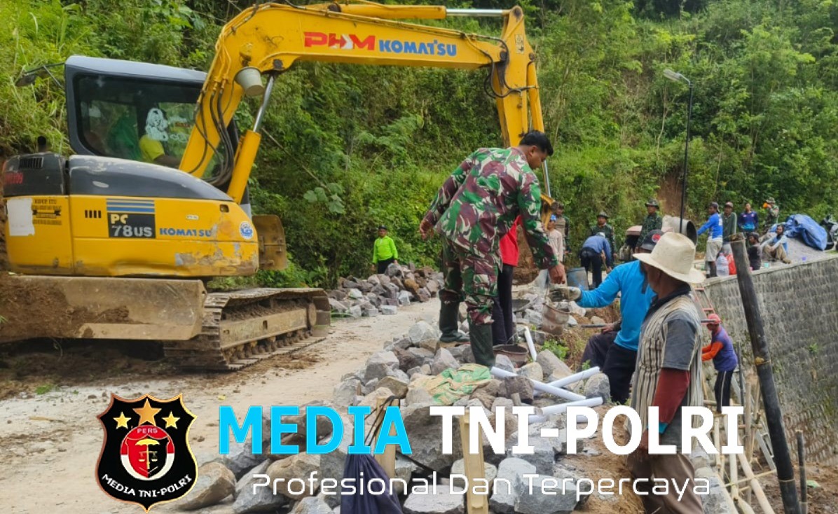 Tak Hanya Alat Tradisional, Alat Berat Excavator Pun Diturunkan Pada Pra TMMD Di Desa Kembang