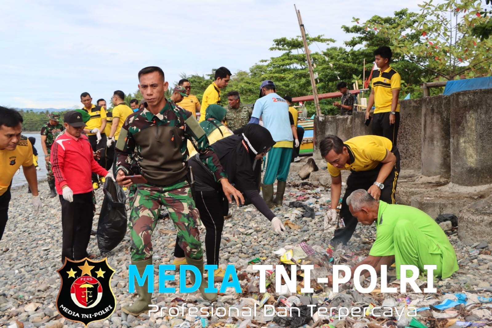 Polres Tanggamus Gandeng TNI, Pemda dan Relawan Gelar Korve Massal di Dua Pantai Wisata Unggulan