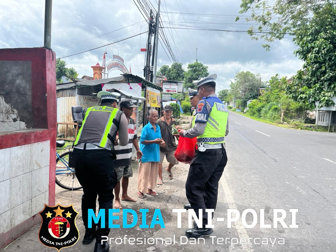 Satlantas Polres Wonogiri Berbagi Nasi Bungkus dan Edukasi Tertib Lalu Lintas Dalam Operasi Keselamatan Candi Hari Ini
