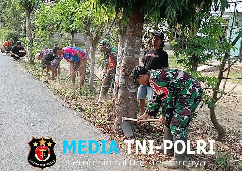 Wujudkan Lingkungan Asri, Babinsa Pakunden Ajak Warga Gotong Royong Dalam Jumat Bersih