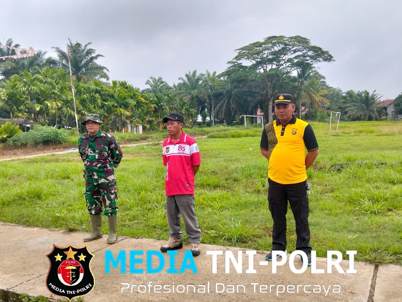 Tunjukan kebersamaan Babinsa Bantu Koordinasikan Kegiatan Kurve Bersama di Desa Muara Delang