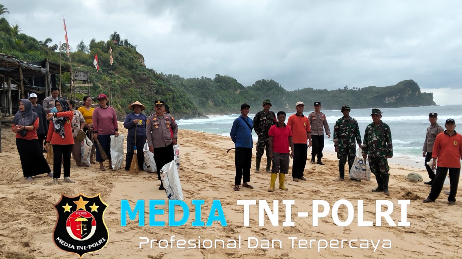 Polsek Paranggupito Bersih-Bersih Pantai Nampu, Polri Hadir Jaga Lingkungan dan Pariwisata Wonogiri
