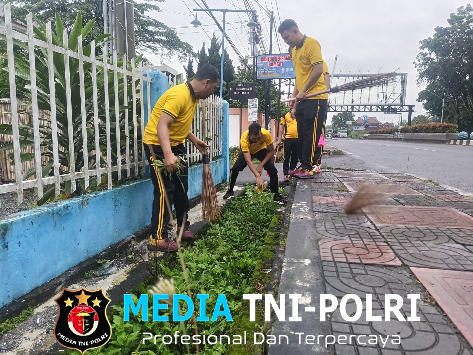 Polres OKI dan Jajaran Gelar Giat Jum’at Bersih, Wujudkan Lingkungan Bersih dan Sehat