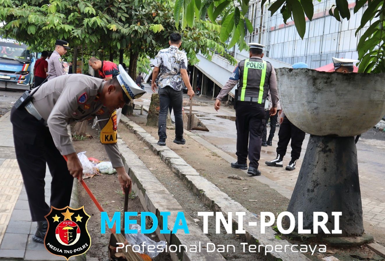 Peduli Lingkungan, Polisi di Lampung Tengah Turun Langsung Bersihkan Tempat Ibadah dan Fasilitas Umum