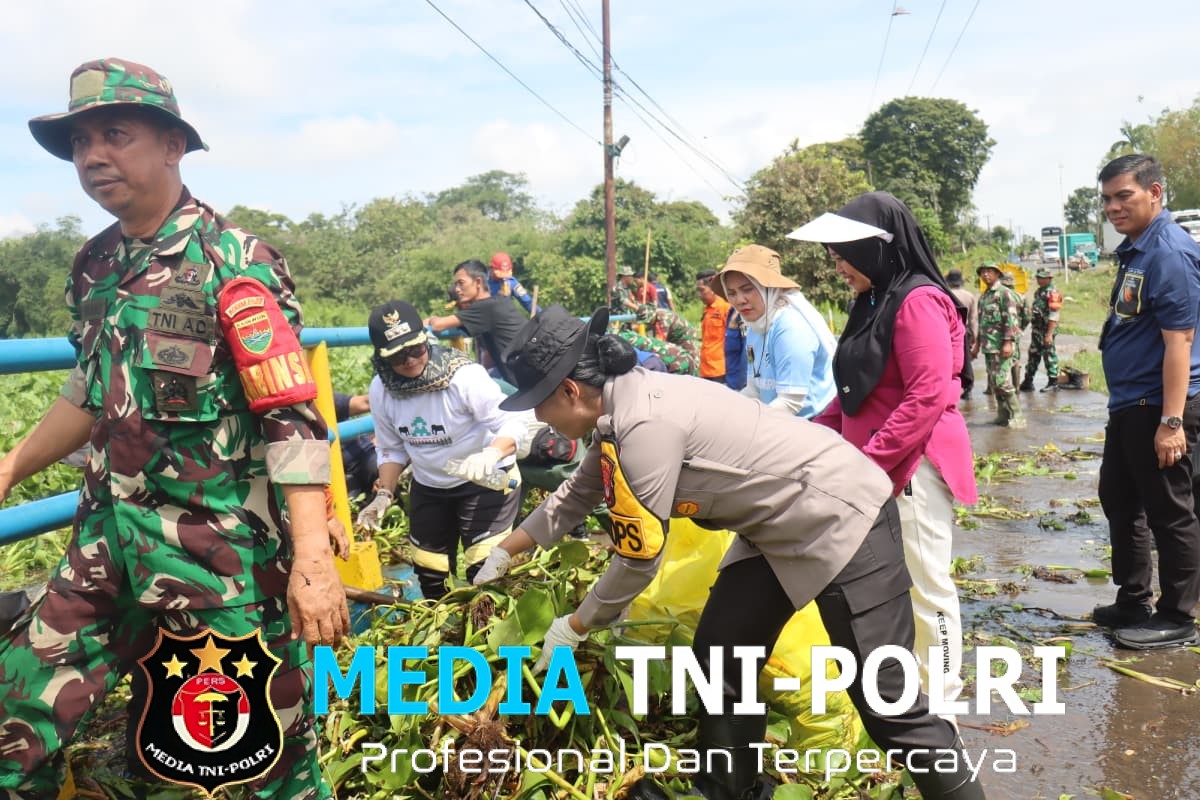 Dukung Gerakan Indonesia Asri, Kapolres Lampung Timur Bersama Forkopimda Gotong Royong Bersihkan Jembatan Way Curup