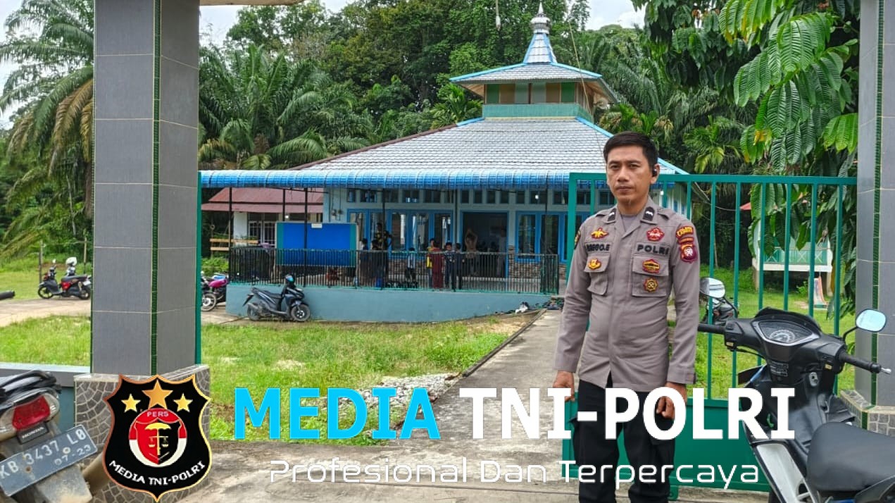 Polsek Menjalin Laksanakan Pengamanan dan Monitoring Sholat Jumat di Masjid Nurul Yaqin